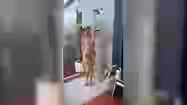 Молодая в душе красавица светит сиськами классными с попкой игривой